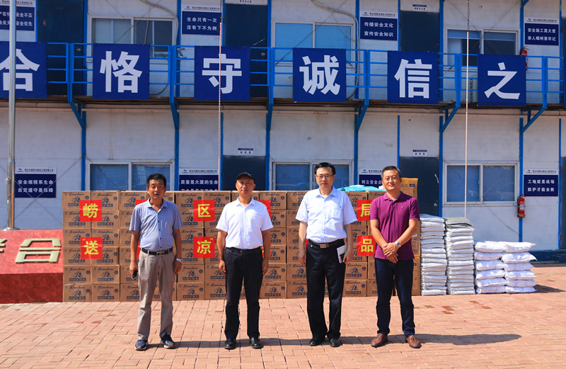 情系基層送清涼  堅(jiān)守崗位戰(zhàn)高溫——嶗山區(qū)城鄉(xiāng)建設(shè)局走訪慰問(wèn)中建聯(lián)合一線作業(yè)人員(圖1)